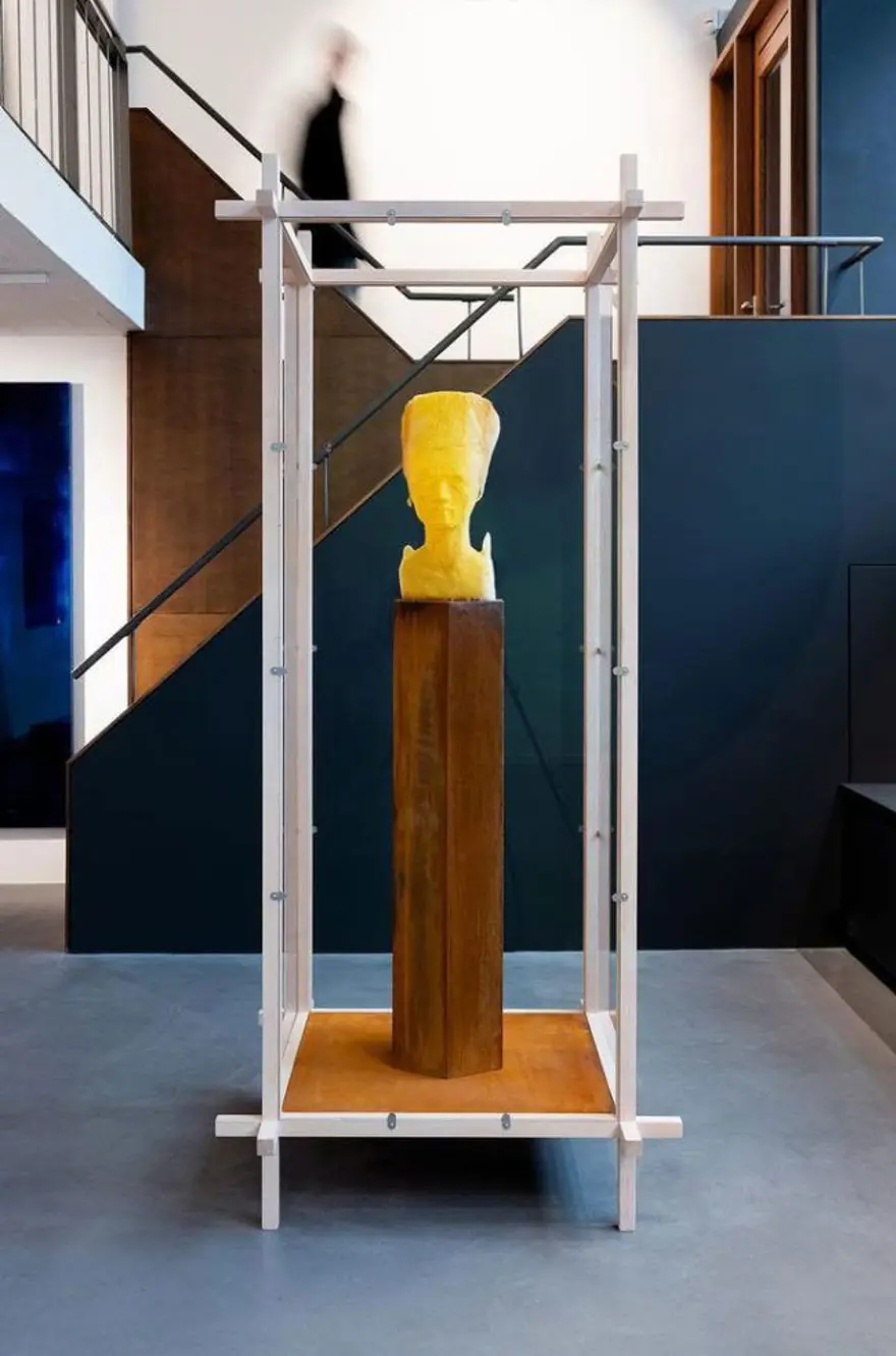 Slovak sanatçı 60 bin bal arısıyla Nefertiti büstü yaptı 4 Slovak sanatçı 60 bin bal arısıyla Nefertiti büstü yaptı 4