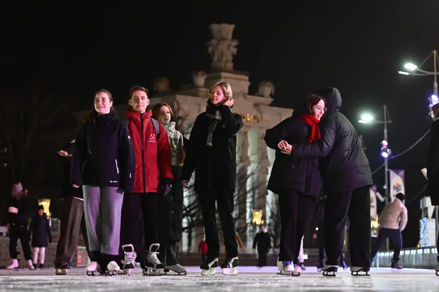 Buz pateni sezonu açıldı: 5 bin kişi aynı anda kayabilecek 6