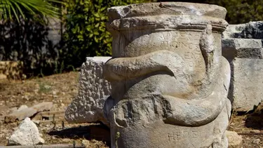 Patara'da 2 bin yıllık 'yılan figürlü sunak' bulundu