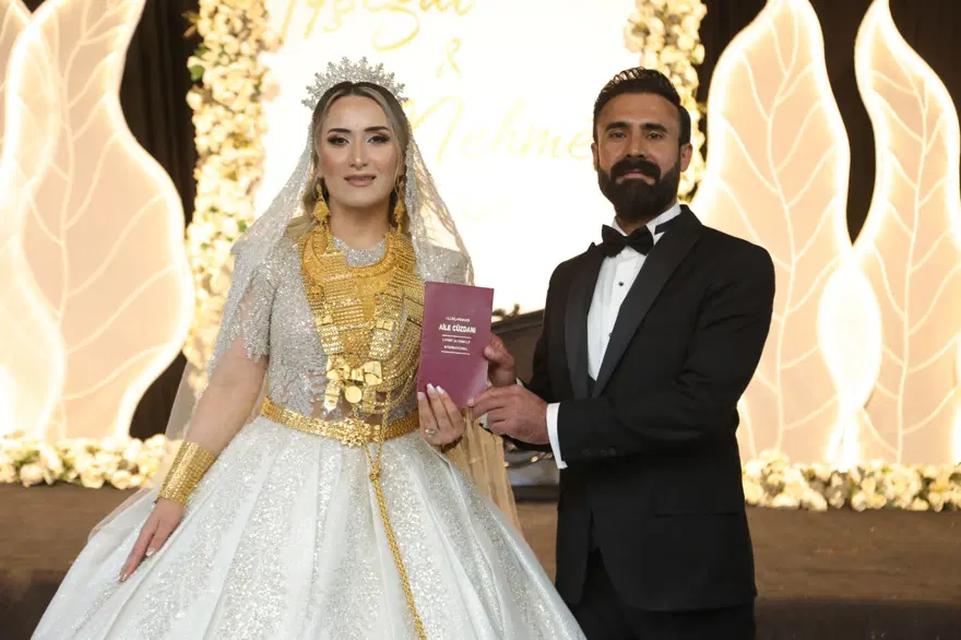 Ağırlığından hareket edemedi: 6 kilo altın ve paralar iki valize sığabildi Ağırlığından hareket edemedi: 6 kilo altın ve paralar iki valize sığabildi
