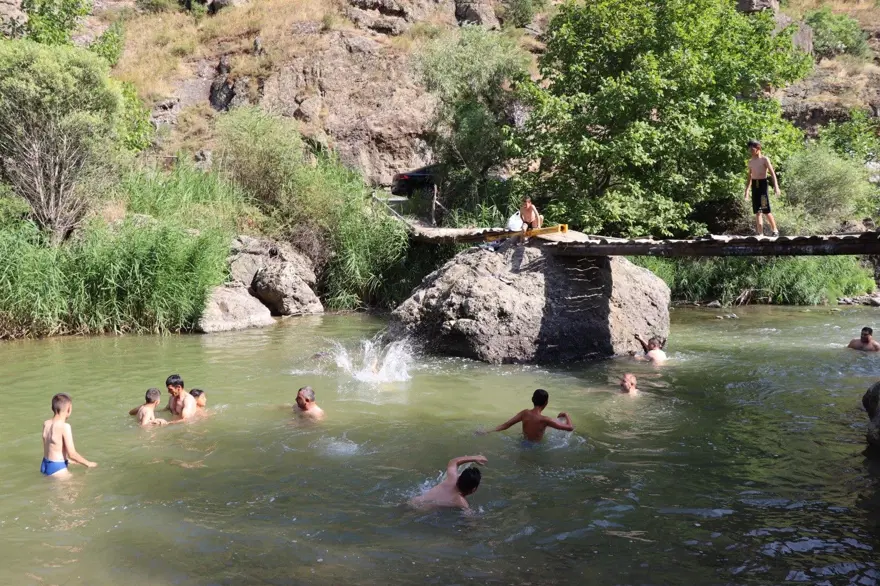 Kavurucu sıcaklardan bunalan vatandaşlar buraya akın ediyor 1 Kavurucu sıcaklardan bunalan vatandaşlar buraya akın ediyor 1