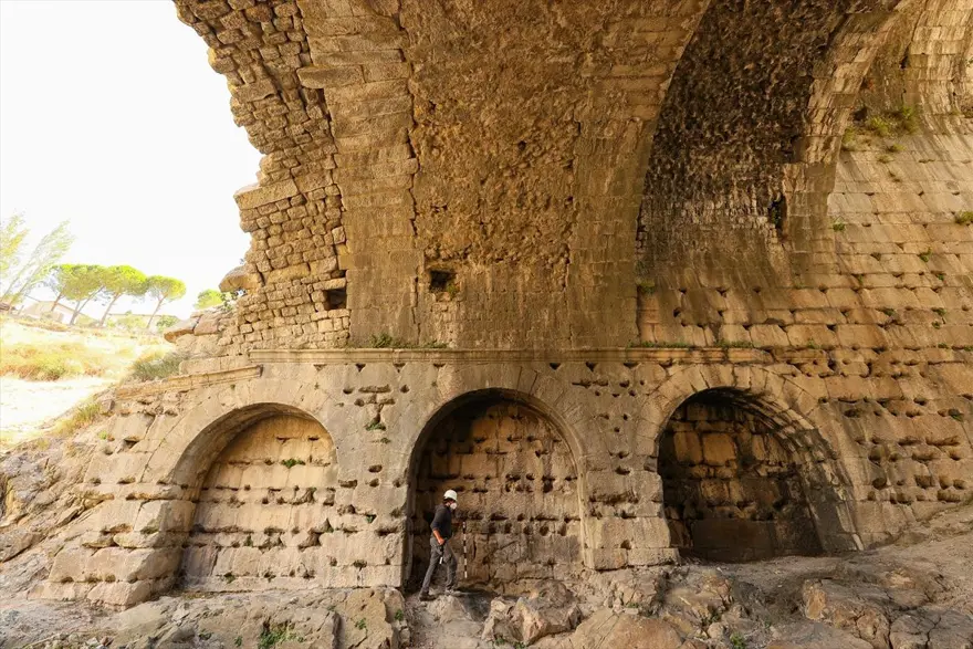 'Türkiye'nin kolezyumu'nda seçkinlere özel 1800 yıllık localar bulundu 16