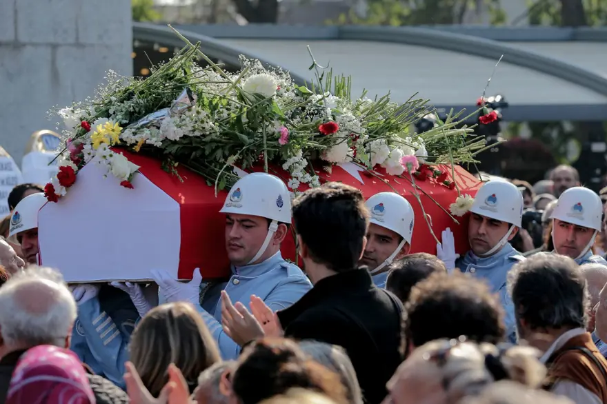 Usta sanatçı Yıldız Kenter son yolculuğuna uğurlandı 15