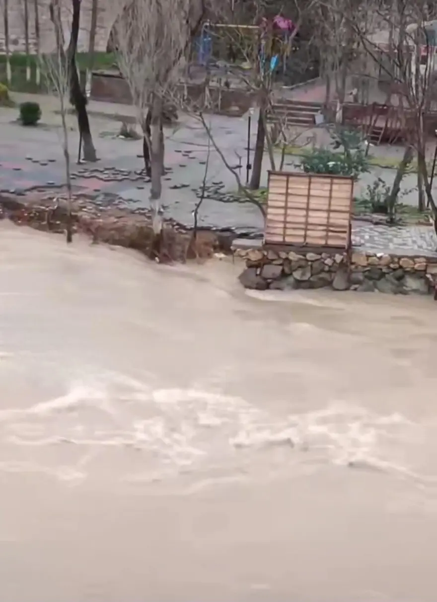 Diyarbakır’da şiddetli sağanak: Çaytaştı, köprü yıkıldı 1