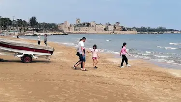 Mersin'de sıcak hava; Kızkalesi'nde denize girdiler