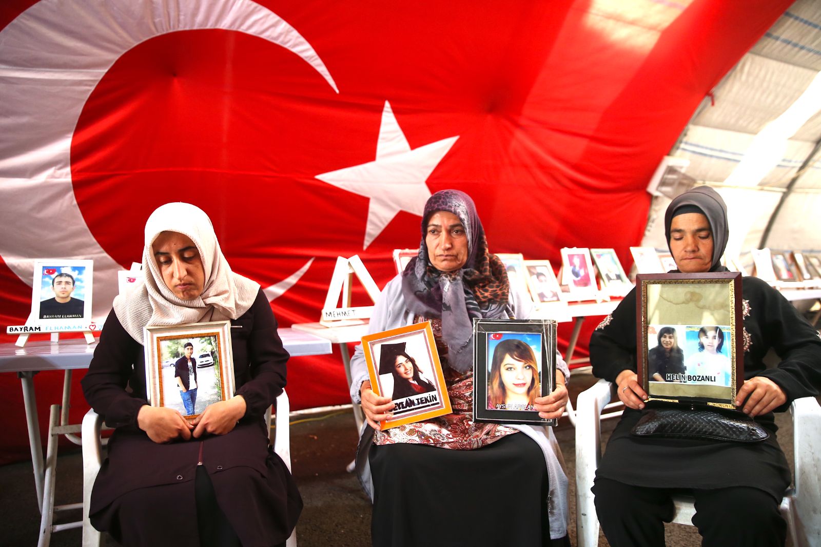 Diyarbakır anneleri bu bayram da evlatlarının yolunu gözlüyor