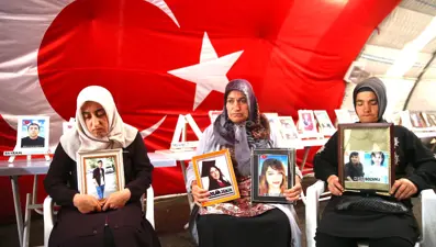 Diyarbakır anneleri bu bayram da evlatlarının yolunu gözlüyor