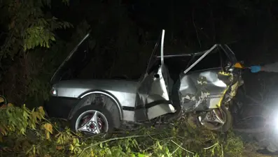 İzmir'de kamyonet ile otomobil çarpıştı: Ölü ve yaralılar var