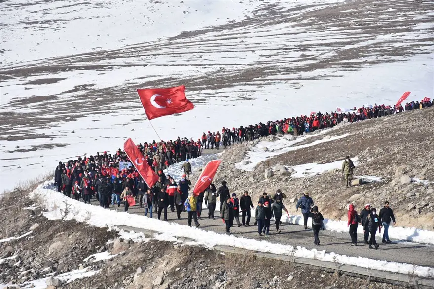Binlerce kişi ellerinde Türk bayraklarıyla yürüdü 7