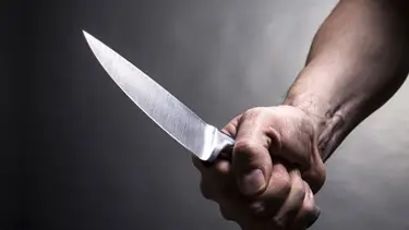 Kız arkadaşını bıçaklayıp arabadan attı