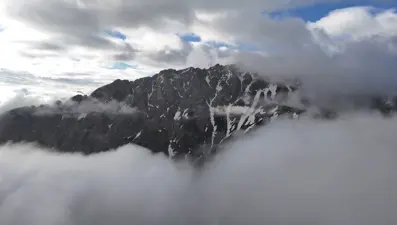 Bayburt'ta dağlar sisle buluştu: Hayran bırakan görüntü