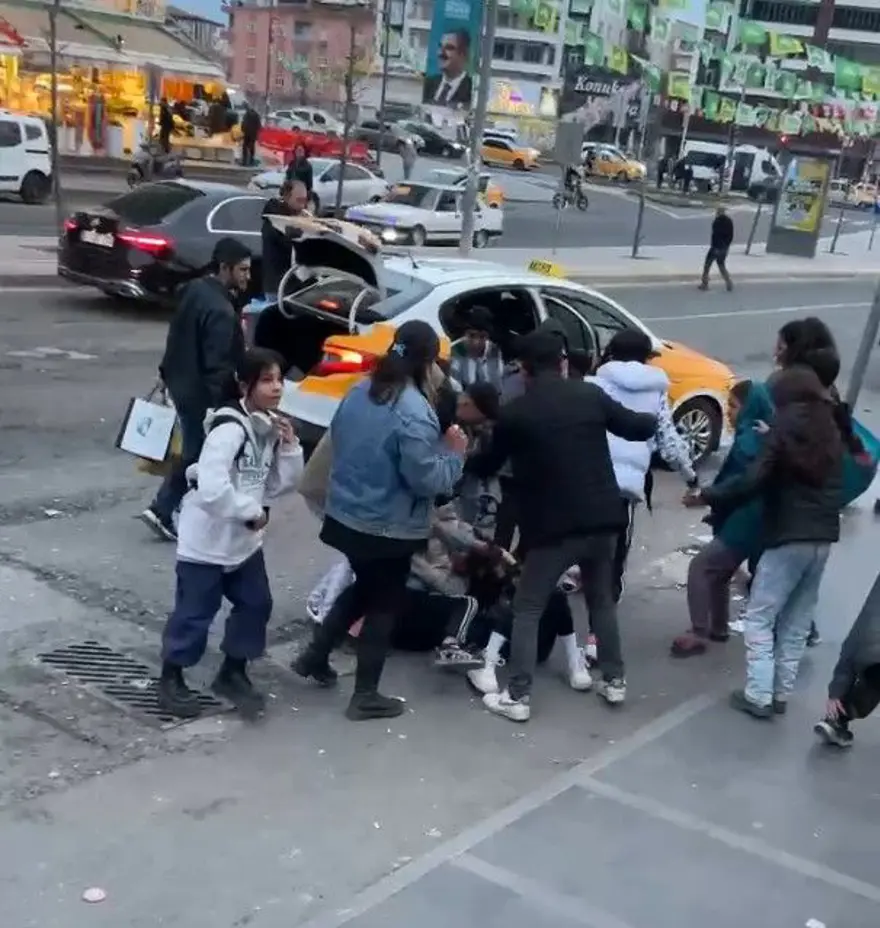 Mendil almayı reddeden genç kıza dayak Mendil almayı reddeden genç kıza dayak