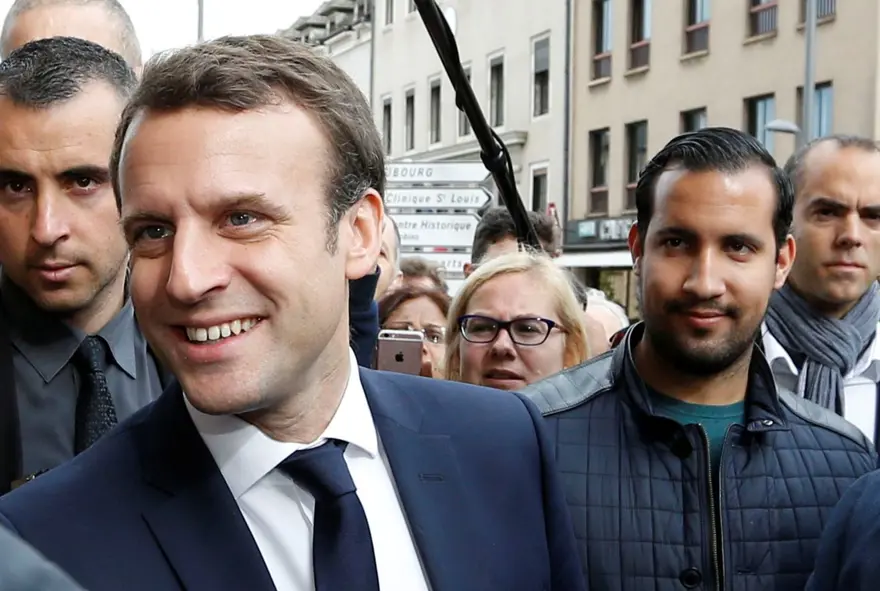 Macron'un göstericiyi darp eden korumasına gözaltı 3 Macron'un göstericiyi darp eden korumasına gözaltı 3