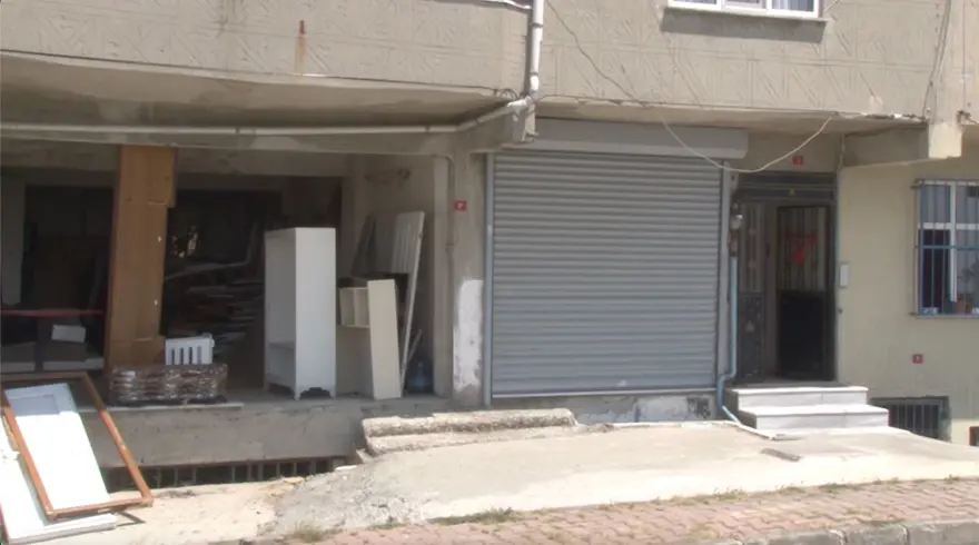 Bina sahibi kiracıları isyan ettirdi: Ayakkabıları ve kargoları çalıp camlara taş atıyor 1