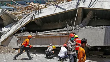 Endonezya: Çöken okulda ölü sayısı 45'e çıktı