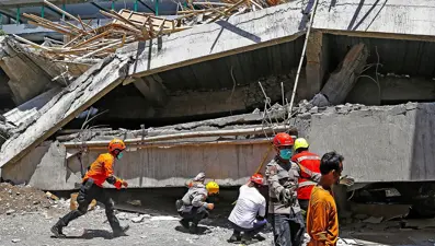 Endonezya: Çöken okulda ölü sayısı 45'e çıktı
