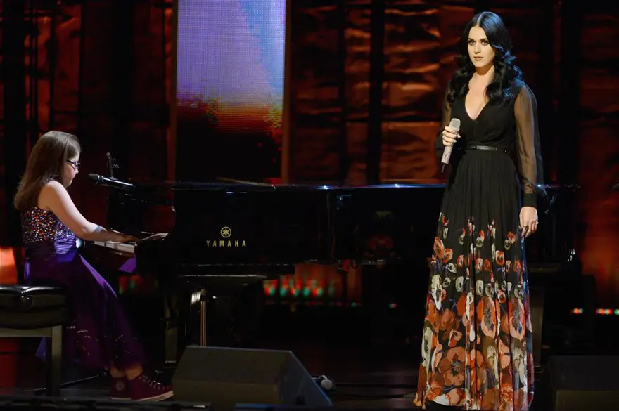 Erkek kostümüyle sahneye çıktı 19