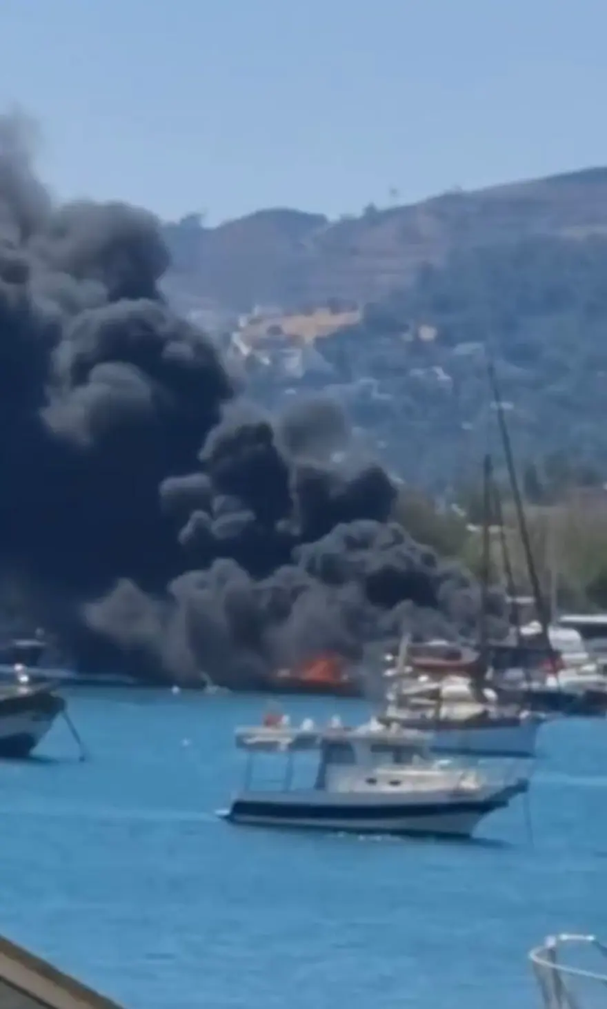 İzmir Urla'da tekne yangını: Kara dumanlar gökyüzünü kapladı 3