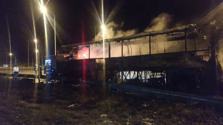 Lastiği patlayan otobüs alev alev yandı, facianın eşiğinden dönüldü 10