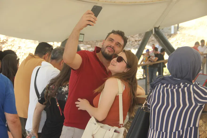 "Tarihin sıfır noktası" en yoğun günlerini yaşıyor! Sıcak havaya rağmen dolup taştı 4