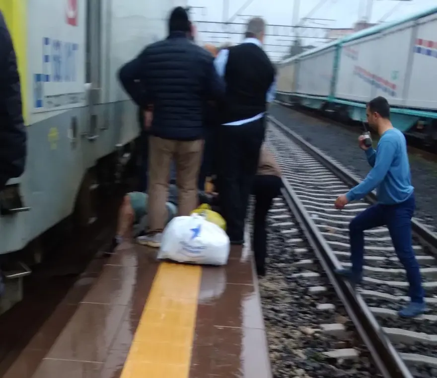 Trenle peron arasına sıkışan kadını makinistin dikkati kurtardı 2
