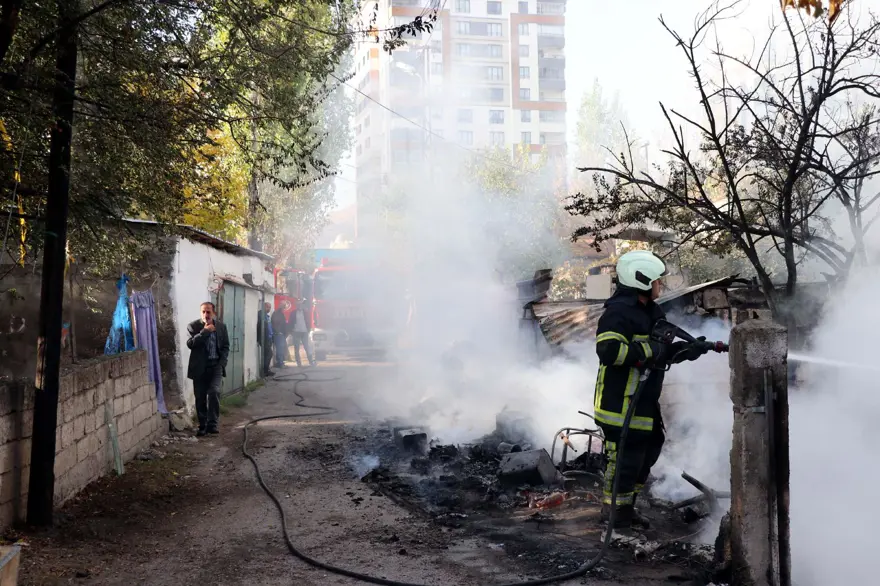 Kayseri’de müstakil evde yangın (“Kiracısını çıkarmak isteyenev sahibi başlattı” iddiası) 