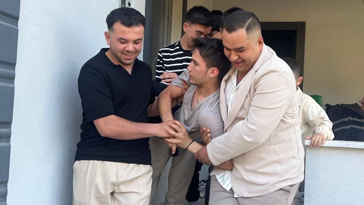 Yarım asırlık gelenek: Bayram namazına gelmeyeni buz gibi suda uyandırdılar
