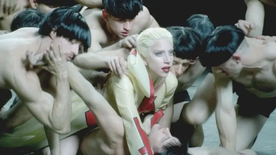 Gaga'dan homoerotik bir askeri fantezi 57