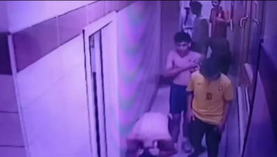 Halı sahanın soyunma odasında "torpil şakası" kamerada