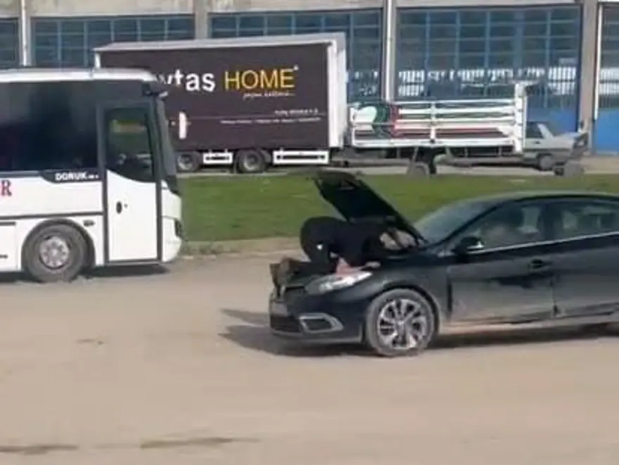 Seyir halindeyken kaputa çıkarak motoru tamir etti 2