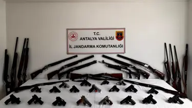 Antalya'da ruhsatsız 19 tabanca ve 20 av tüfeği ele geçirildi