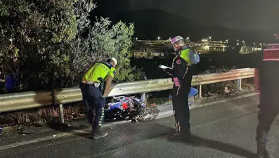 Pikap elektrikli bisiklete çarptı: 2 ölü