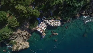 Antalya'nın mavi bayraklı falez plajları pandemi kurallarıyla açıldı