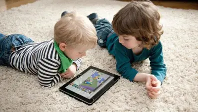 Akıllı cihazlar çocuğu kambur ve asosyal yapabilir!