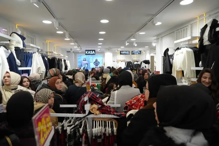 Mağazada indirim izdihamı:Fiyatı duyan mağazaya koştu, denemeden aldılar! 4