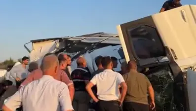 Kuzey Marmara Otoyolu'nda TIR devrildi: 2 ölü