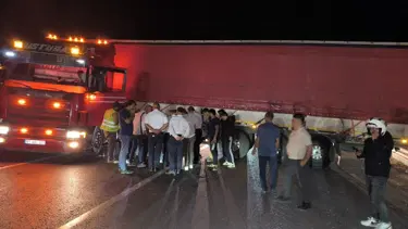 Sürücüsünün rahatsızlandığı tır yolu trafiğe kapattı