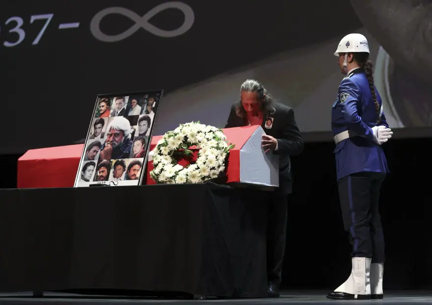 Cüneyt Arkın'ı binlerce kişi gözyaşlarıyla uğurladı 12 Cüneyt Arkın'ı binlerce kişi gözyaşlarıyla uğurladı 12