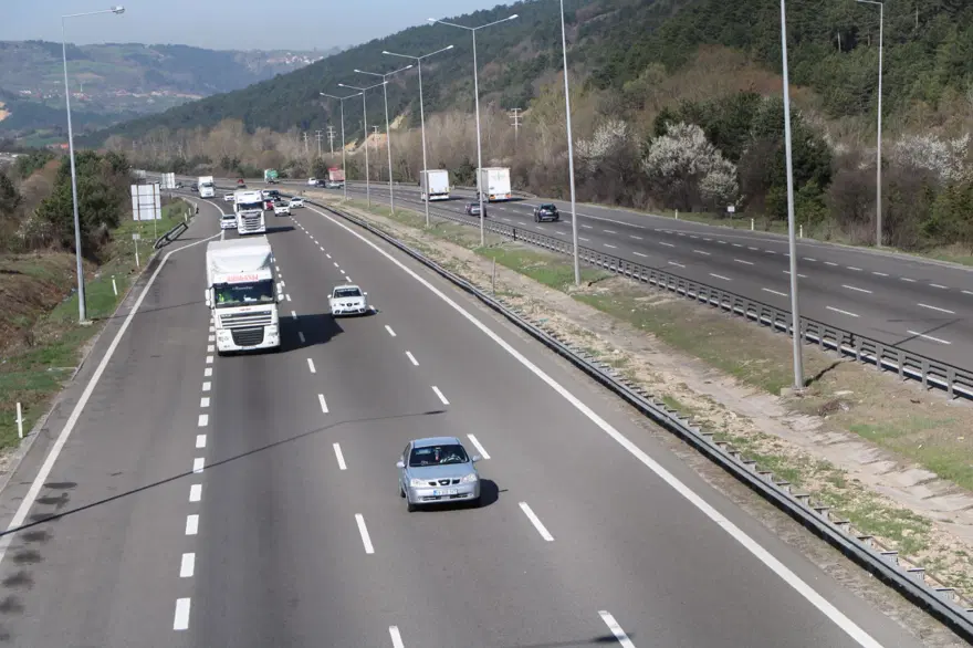 Bolu geçişinde bayram trafiği yoğunluğu azaldı Bolu geçişinde bayram trafiği yoğunluğu azaldı