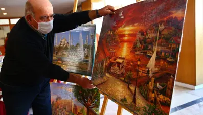 Emekliliğinde yapboza merak saldı, 79 yaşında sergi açtı