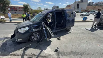 Arnavutköy'de iki araç çarpıştı