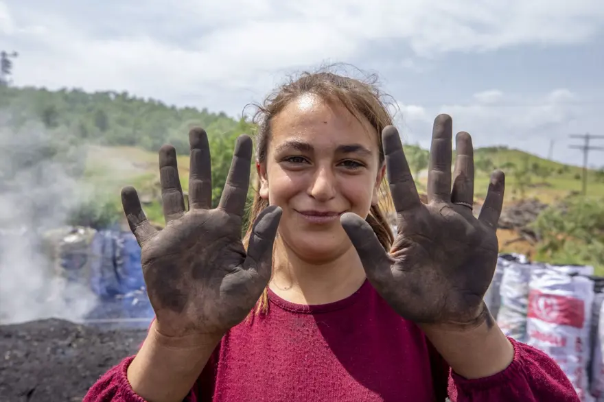 Ekmeklerini mangal kömüründen çıkarıyorlar 7