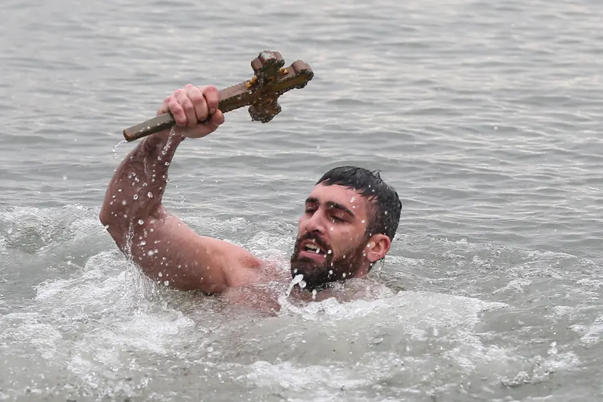 Buz gibi suda haç çıkarma töreni 4 Buz gibi suda haç çıkarma töreni 4