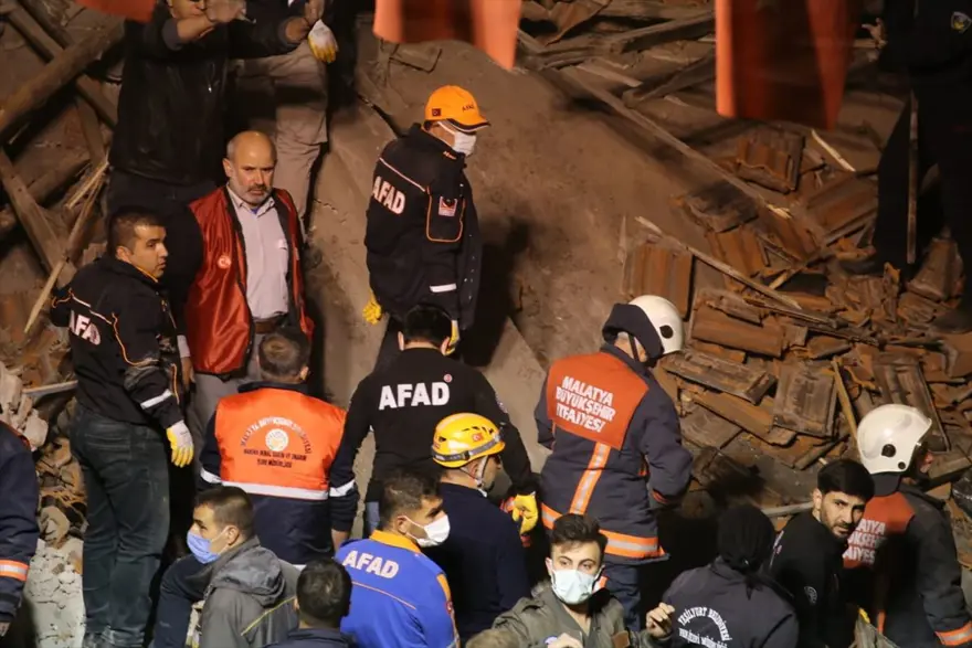 Malatya'da iki katlı bina çöktü: Olay yerinden fotoğraflar 5