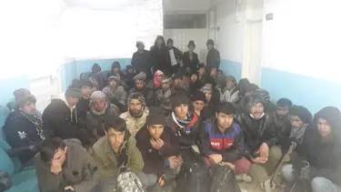 Kamyon kasasında 99 kaçak göçmen yakalandı