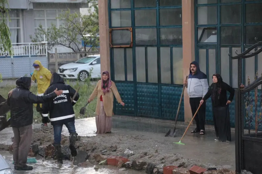 Kütahya Domaniç'i dolu ve sel vurdu 7