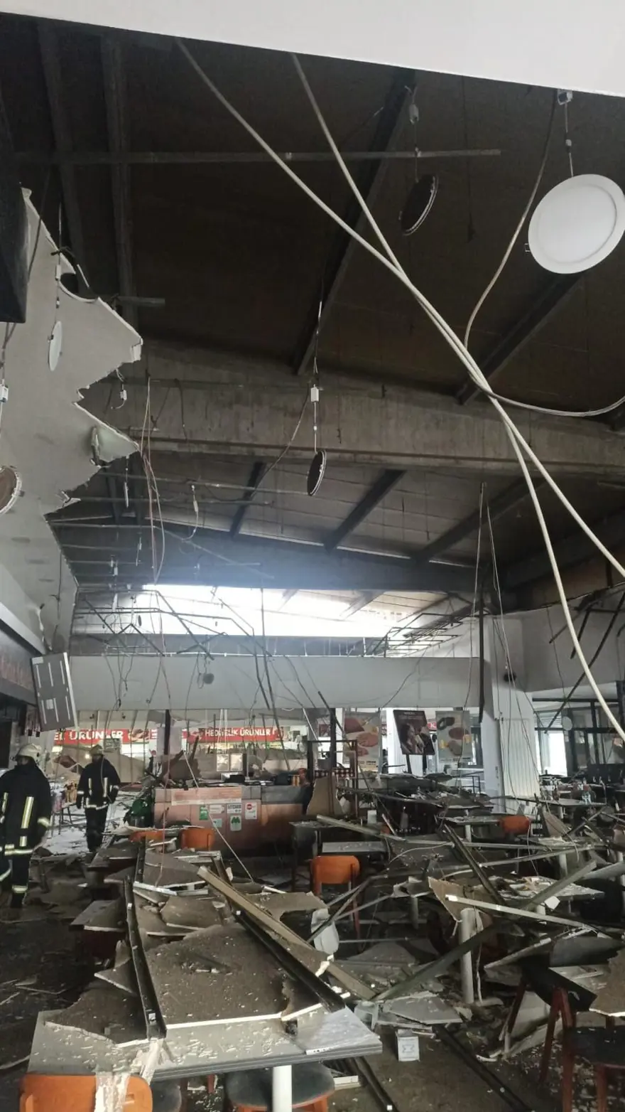 Afyonkarahisar'da bir tesisin asma tavanı çöktü: 11 yaralı 1