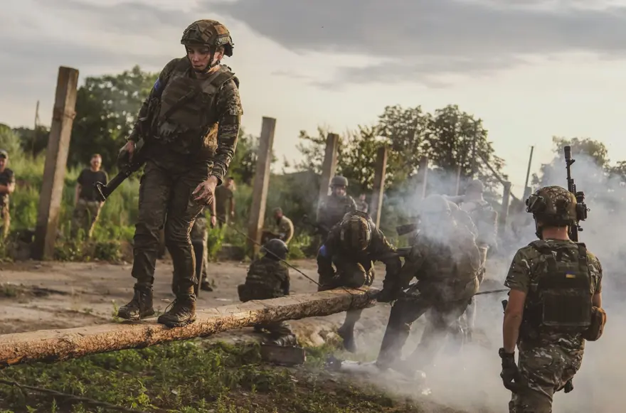Ukraynalı kadınlar cephede görev almak için hazırlık yapıyor 50 Ukraynalı kadınlar cephede görev almak için hazırlık yapıyor 50