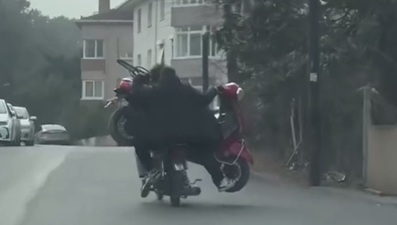 Motosikletin üzerinde başka bir motosiklet taşıdı