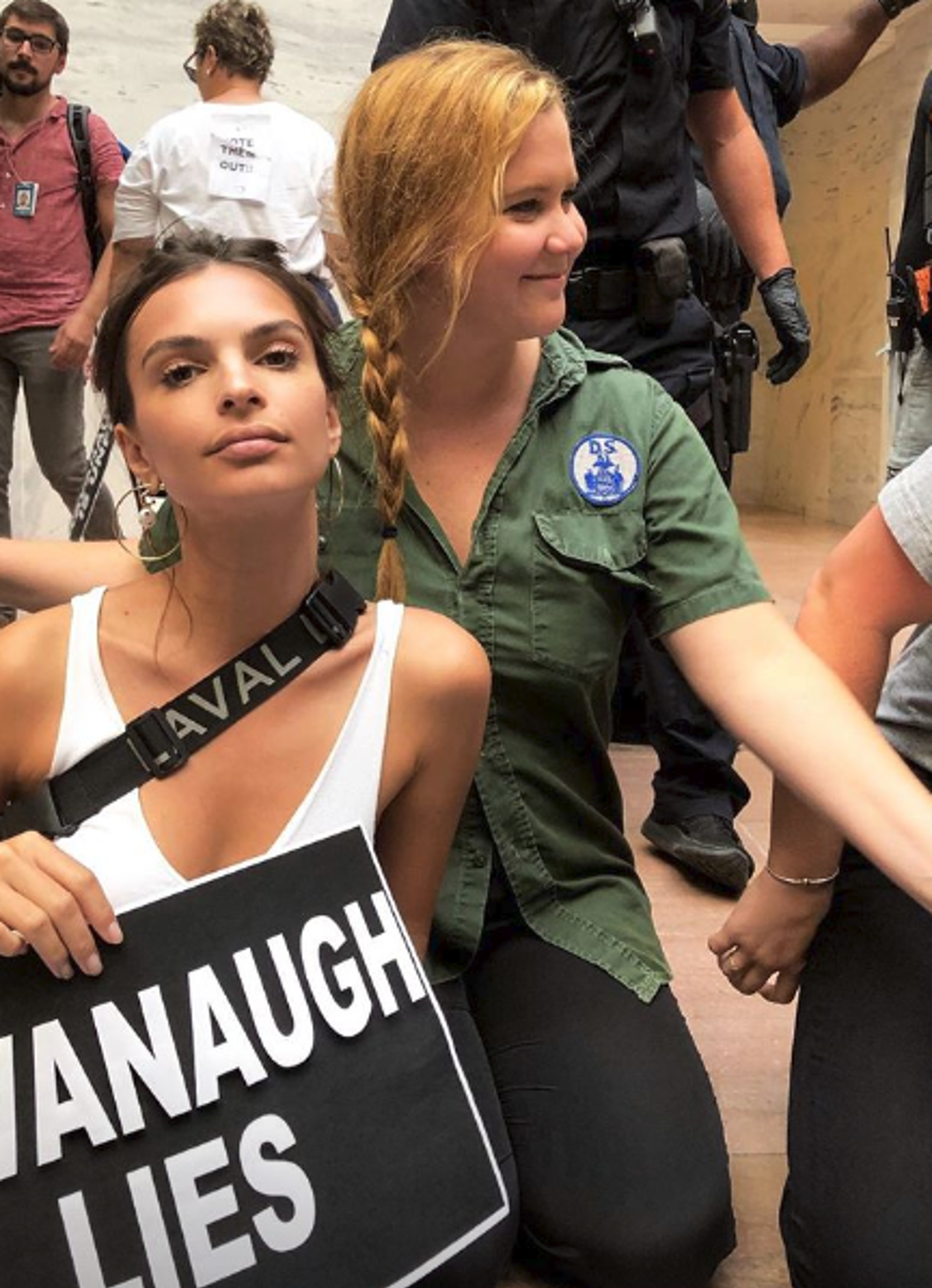 Kavanaugh'u protesto eden Amy Schumer ve Emily Ratajkowski tutuklandı 7